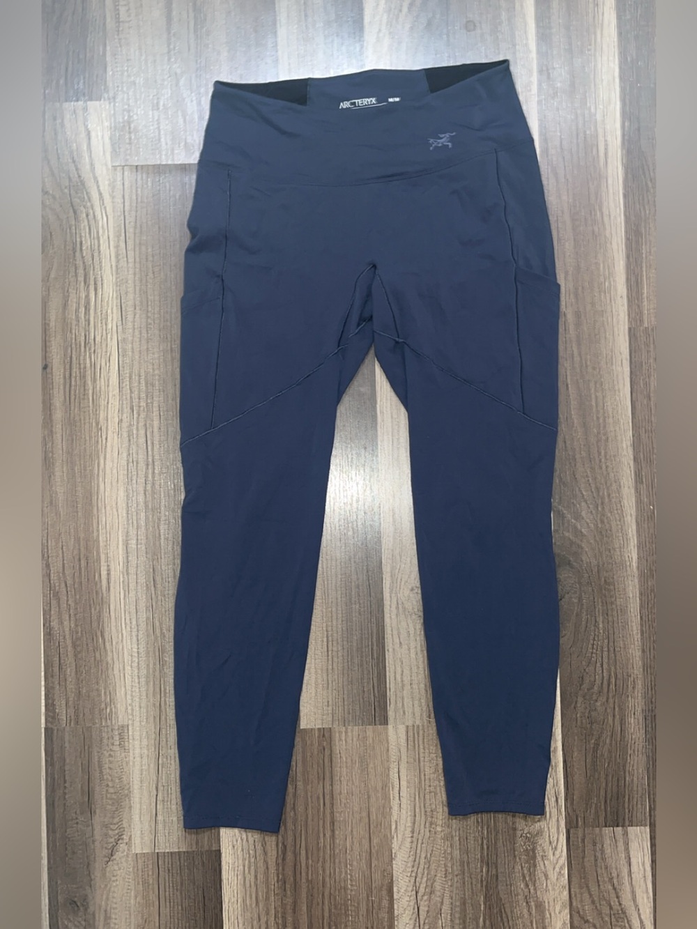 Arc’teryx Women’s medium dark navy blue leggings full length with pockets